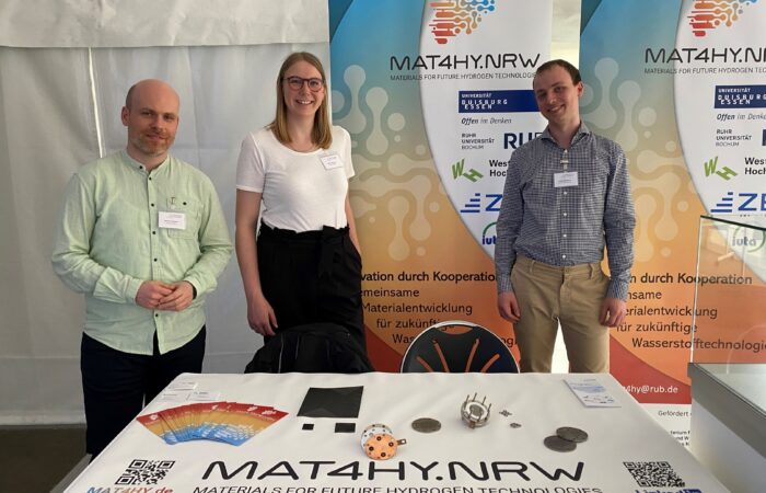 Norbert Kazamer, Janna Wierper und Julian Kleinhaus am MAT4HY.NRW-Stand auf dem Aachen Hydrogen Colloquium 2024.