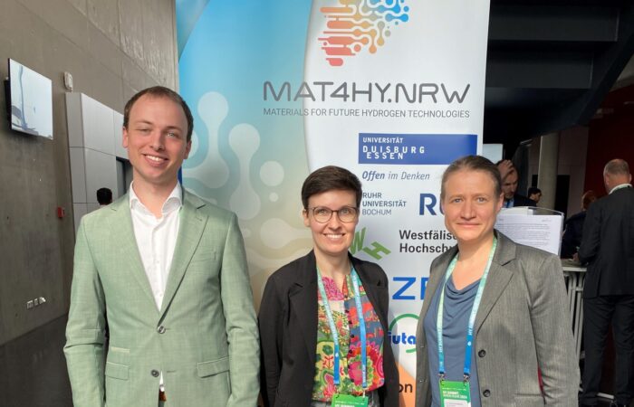 Dr. Julian Kleinhaus, Dr. Mira Gamache und Dr. Theresa Schredelseker am MAT4HY.NRW-Stand beim Hy.Summit.Rhein.Ruhr 2024