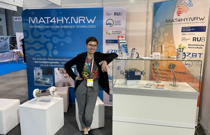 Dr. Mira Gamache am MAT4HY.NRW-Stand auf der hy-fcell in Stuttgart.