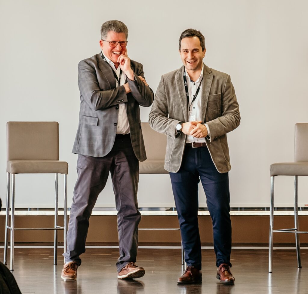 Prof. Michael Brodmann und Mahmut Özdemir (MdB) bei der Einleitung zur Fishbowl-Diskussion