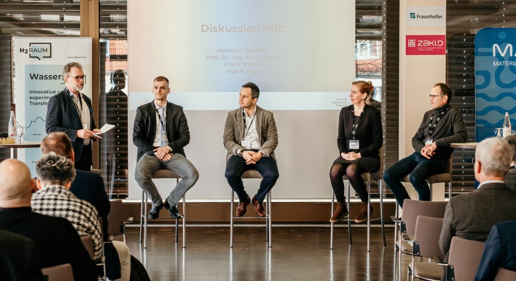 Während der Diskussion (v.l.): Peter Beckhaus vom (ZBT), Max Krings (Heizungsbau Krings), Mahmut Özdemir (MdB), Anna Grevé  (Fraunhofer Umsicht) und Frank Balzer (Air Liquide)