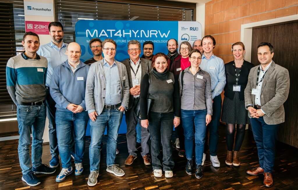 Gruppenfoto des MAT4HY.NRW Teams mit Mahmut Özdemir (rechts)- eine starke Gemeinschaft um den Wasserstoff voran zu bringen
