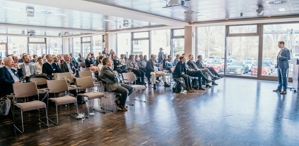 Gespanntes lauschen im gut besuchten Auditorium